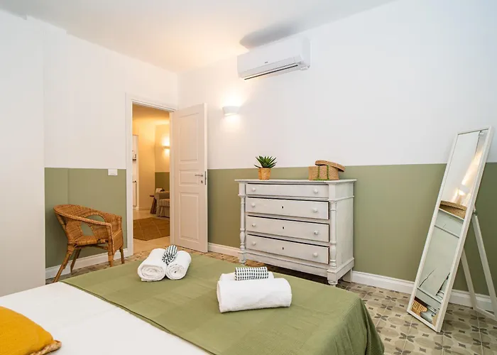 H H Il Vicolo * Moneglia