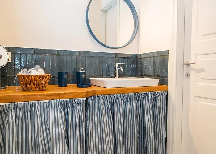 H H Il Vicolo Moneglia